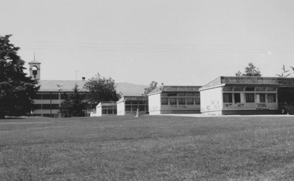 Pavillons de l'école de Meyrin-Village avec le clocher en 1990